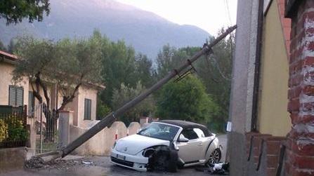 Un’auto fuori controllo butta giù un palo della luce