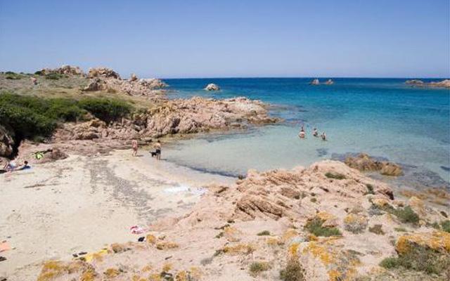 Cala Sarraina, tra le rocce di granito duecento metri di sabbia rosata