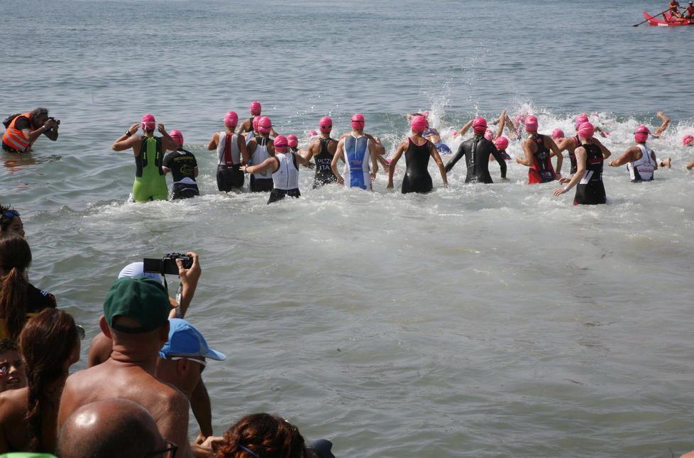 Più di 1.300 atleti si sfidano a nuoto, in bicicletta e di corsa 