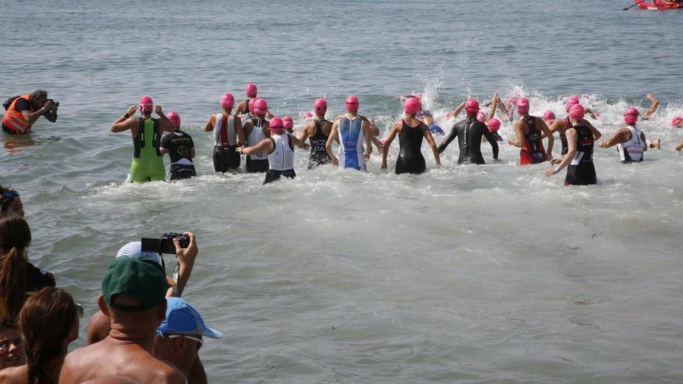 Più di 1.300 atleti si sfidano a nuoto, in bicicletta e di corsa