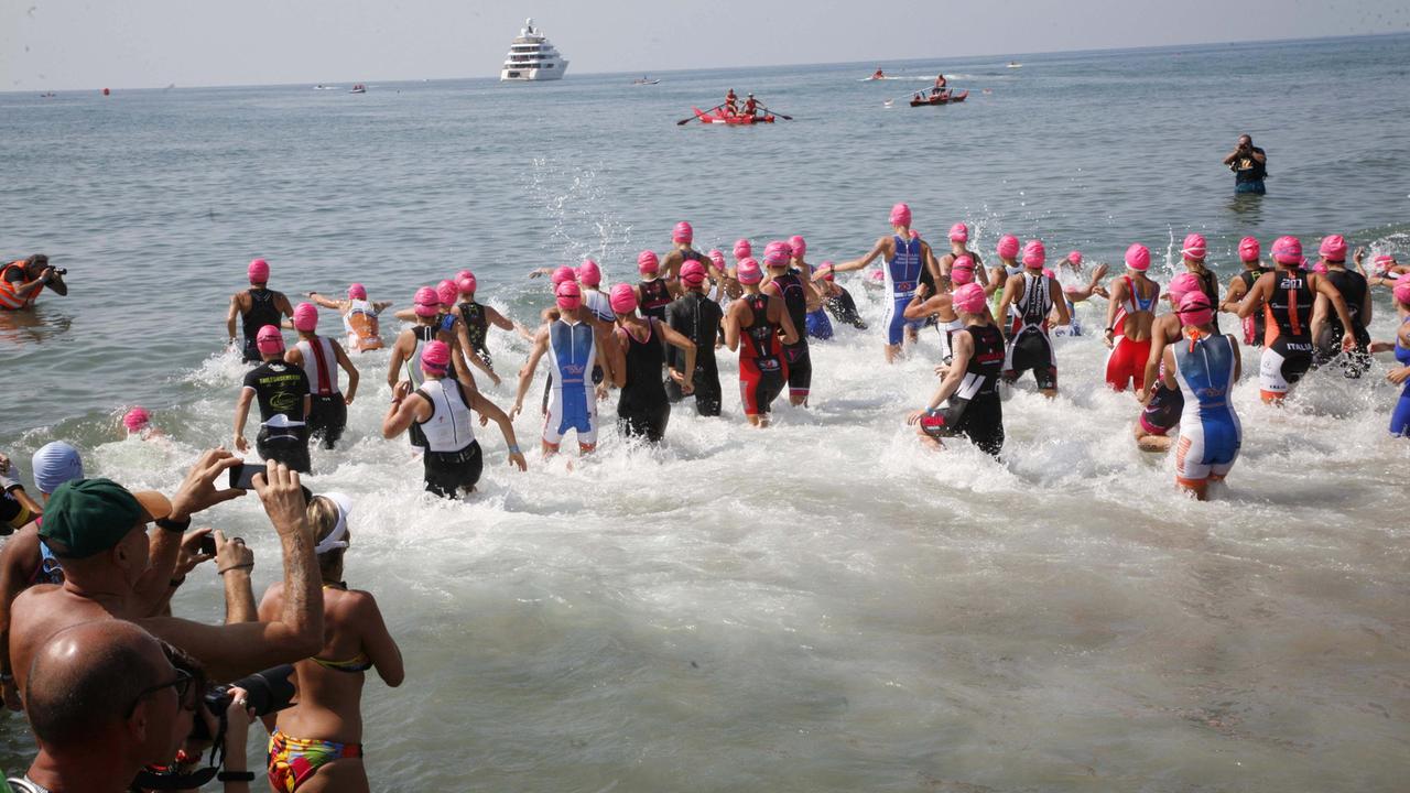 Più di 1.300 atleti si sfidano a nuoto, in bicicletta e di corsa