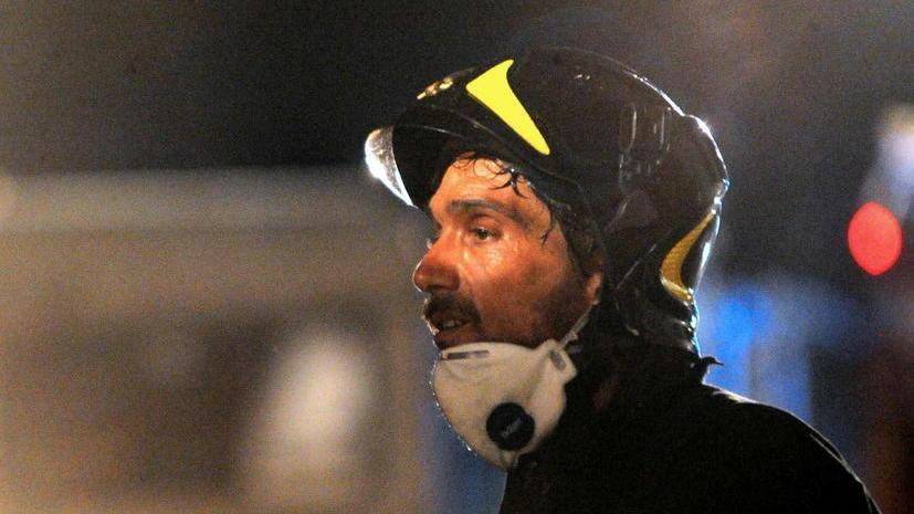 Incendio in un’abitazione, famiglia evacuata