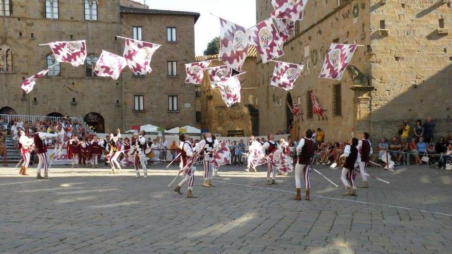 Gli sbandieratori di Querceta in vetta all’Italia