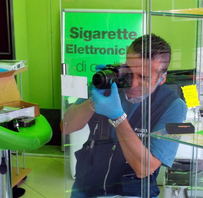 Modena, il ladro torna nel negozio: le immagini lo inchiodano 