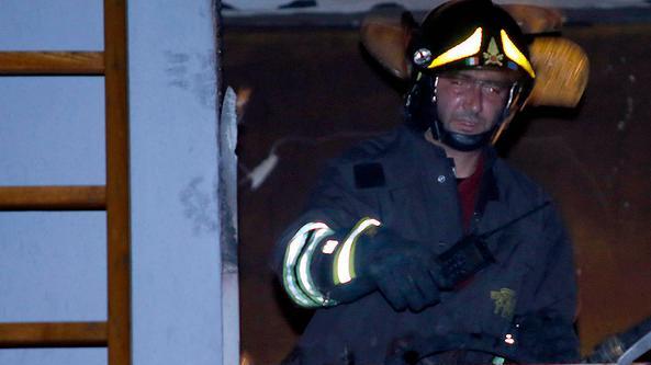Dà fuoco a casa sua, terrore nel palazzo