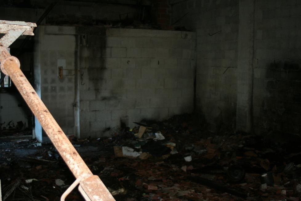 Incendio in una palazzina, 4 carabinieri intossicati e uno ferito 