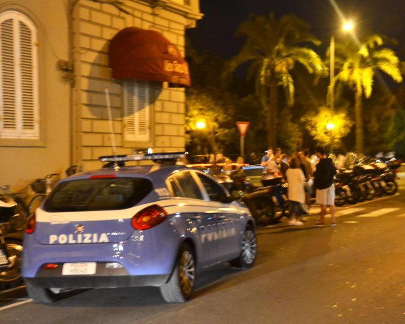 Coppia di scippatori bloccata dalla folla vicino al lungomare 