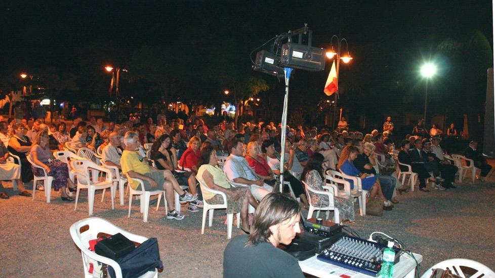 Negozi già chiusi a Vada. «Così non si allunga la stagione»
