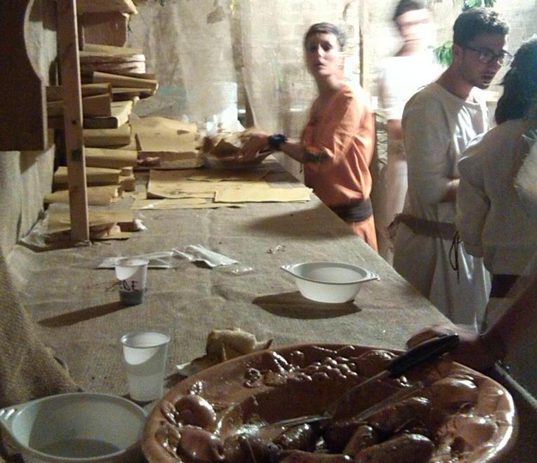 Strade affollate e cena in costume per la “prima” del Medioevo