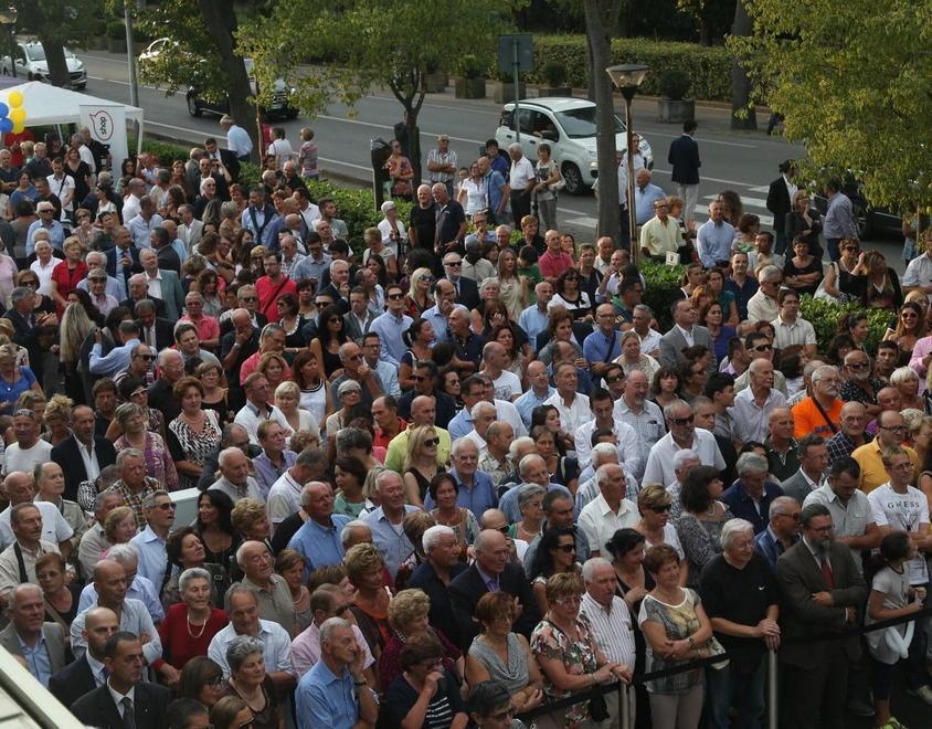 La musica di Bennato e migliaia di persone per la banca che cresce 