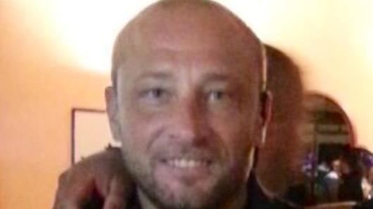 Buttafuori accoltellato mentre sventa un furto