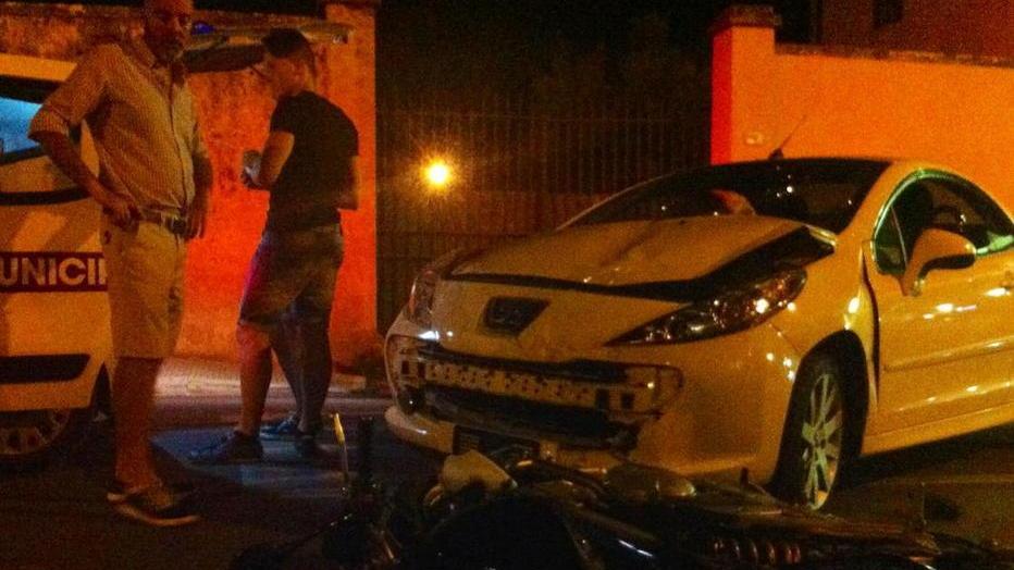 Finisce con la moto sotto un’auto