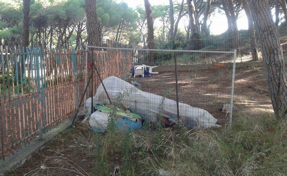 Via sdraio e ombrelloni, resta la sporcizia 