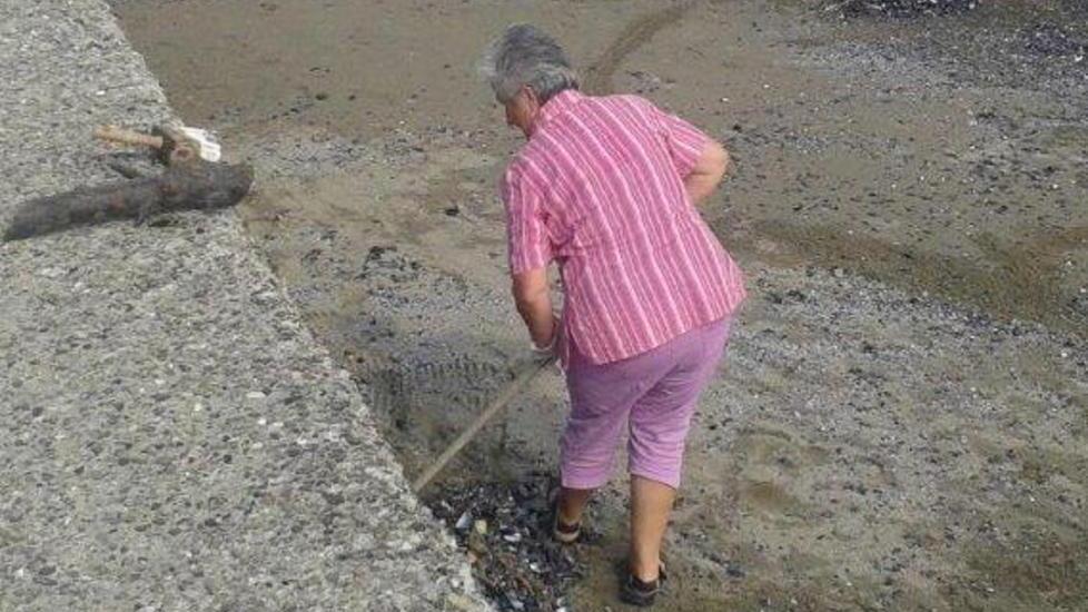 Turista ripulisce la spiaggia: non capite le vostre ricchezze