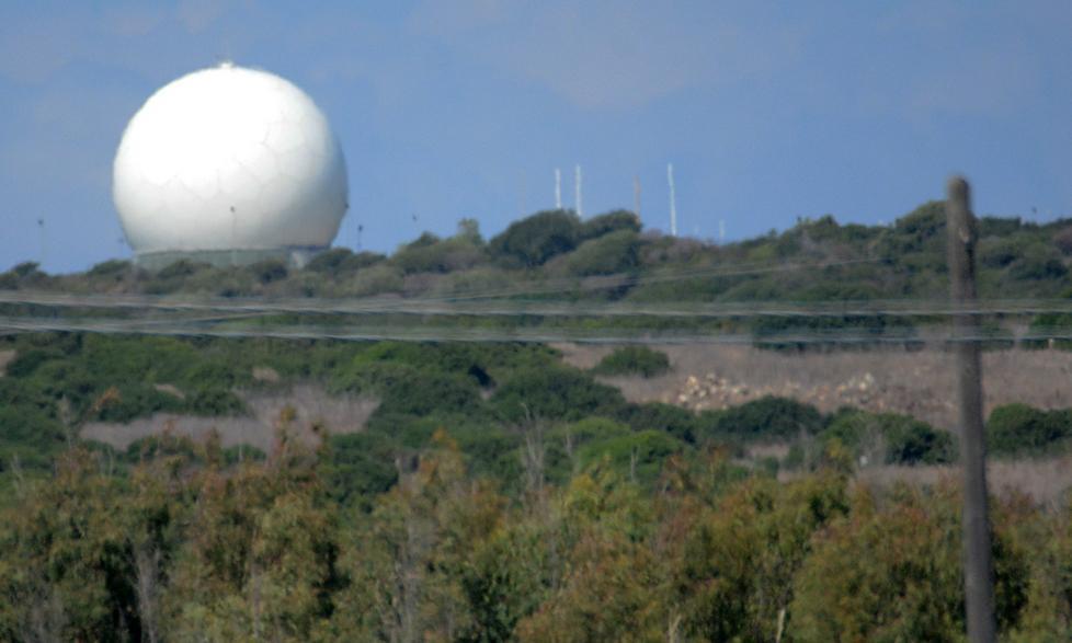 Nella macchia affiora la carcassa di un aereo 
