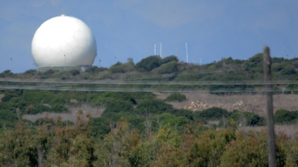 Nella macchia affiora la carcassa di un aereo