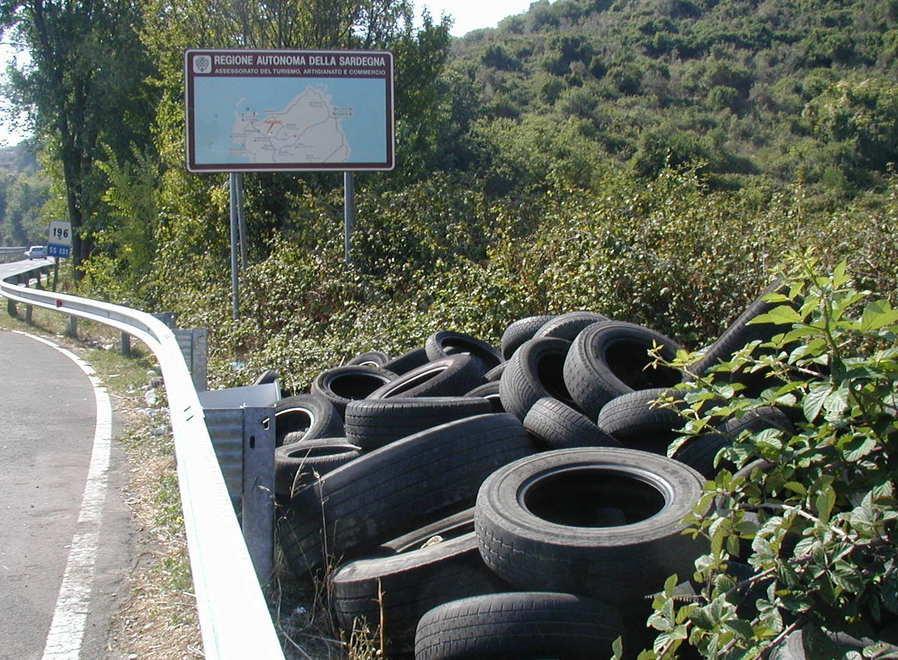 Rifiuti, discariche abusive accanto all’isola ecologica 
