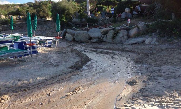 Un fiume d’acqua invade la Laurina 