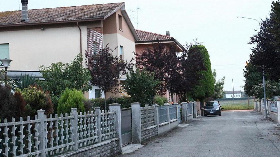 «C’è amianto nell’acqua» e truffano anziana