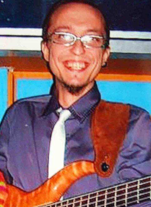 Canzoni, lacrime e baci per dire addio a “Zio” Andrea