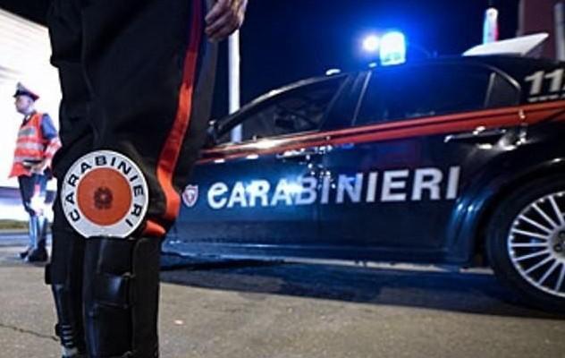 I carabinieri lo bloccano Lui li minaccia: vi uccido 
