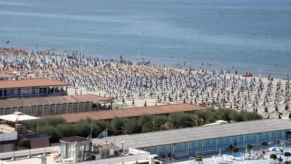 Scorribanda dei ladri nella notte in Passeggiata, bagni nel mirino
