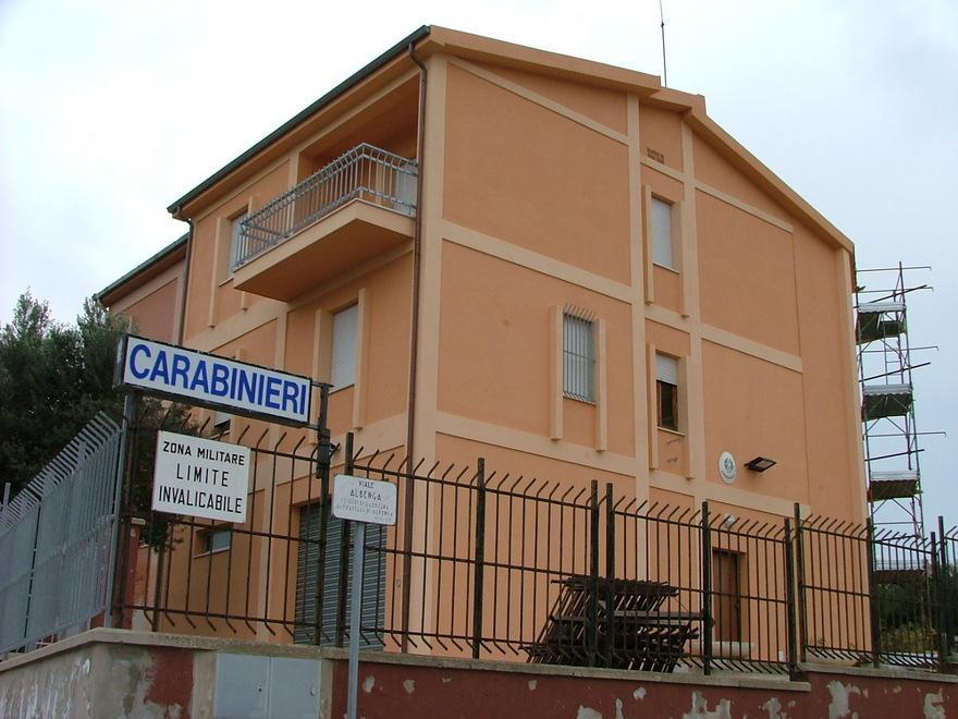 Picchia e minaccia il nipote, poi gli distrugge l’auto: arrestato