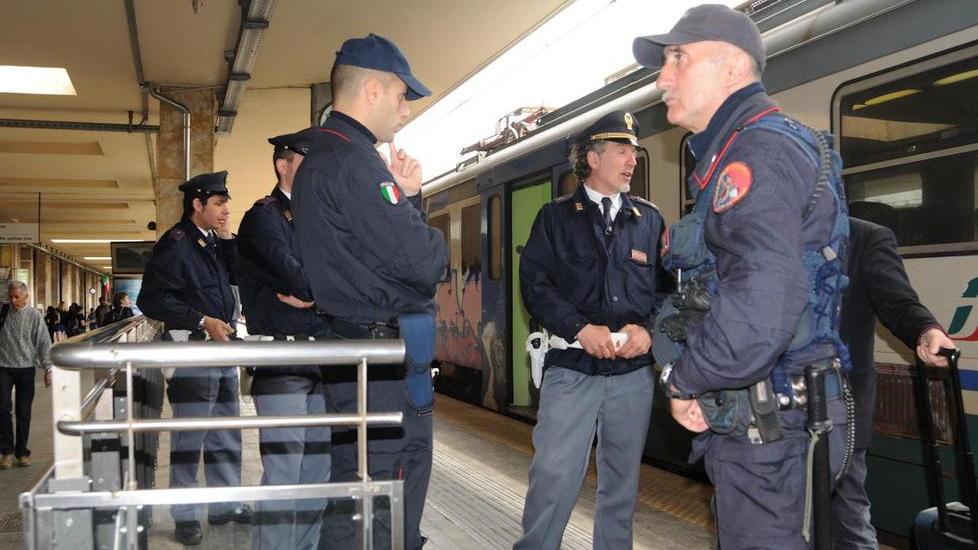 Droga: arrestati due spacciatori alla stazione