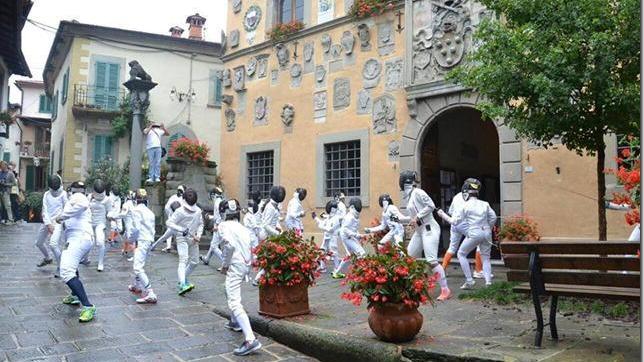 Tutti in piazza ad ammirare il flash mob di scherma