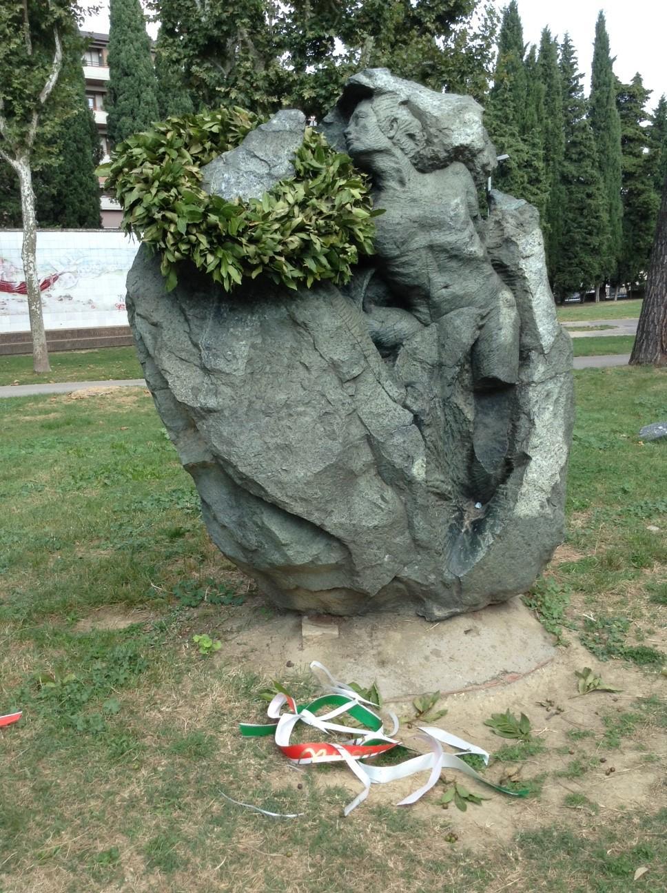 Distrutta dai vandali la corona d’alloro del monumento ai Caduti 