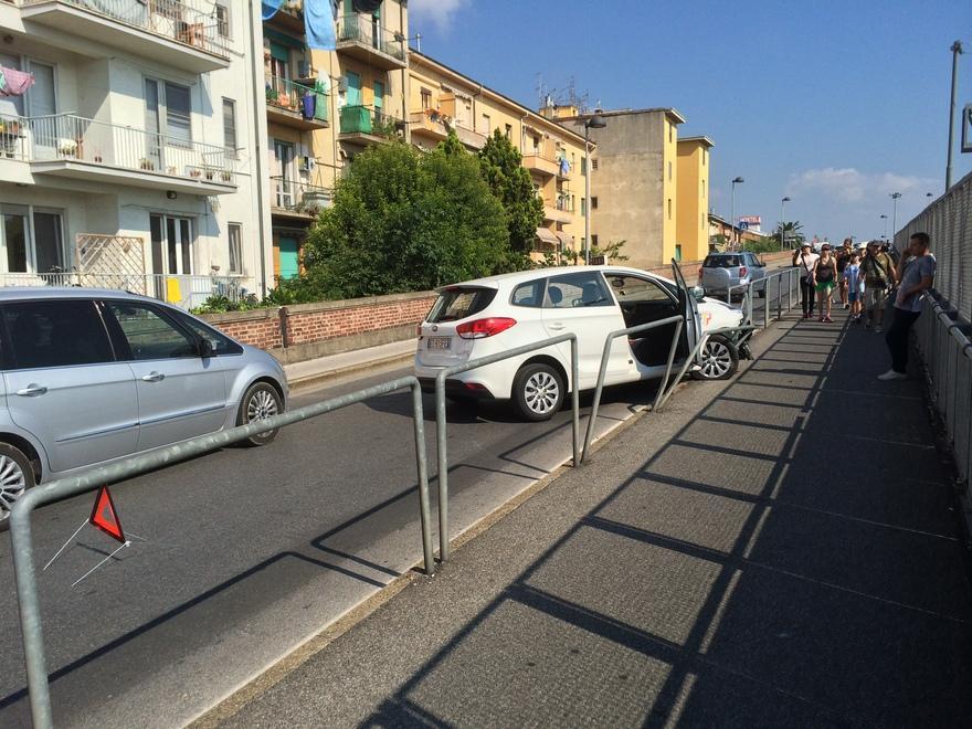 Taxi contro le ringhiere di un marciapiede: traffico bloccato 