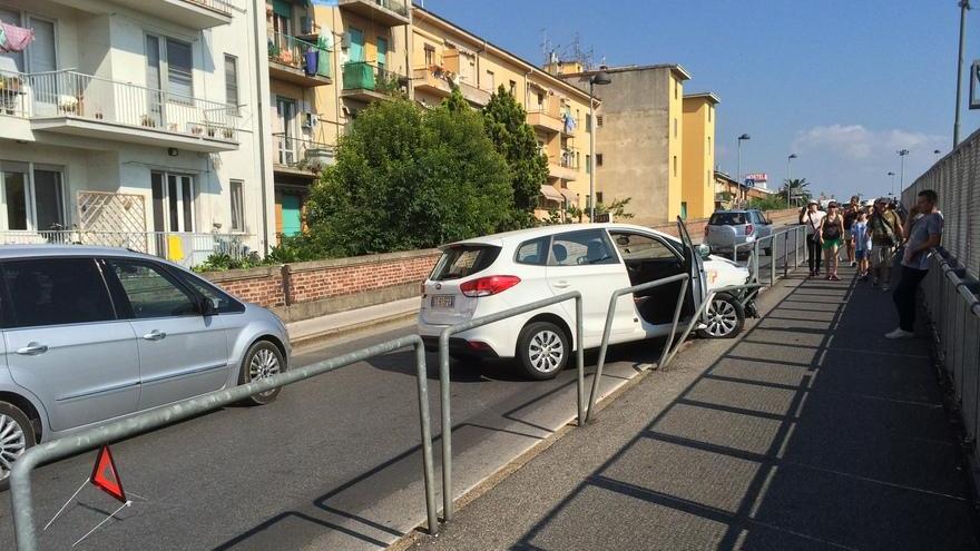 Taxi contro le ringhiere di un marciapiede: traffico bloccato