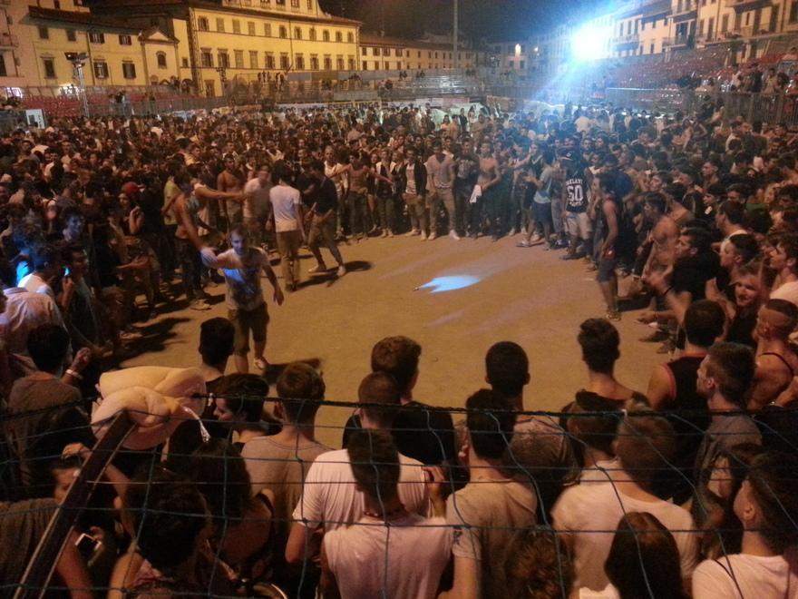 E in piazza Mercatale impazza la musica dance coi Neverland