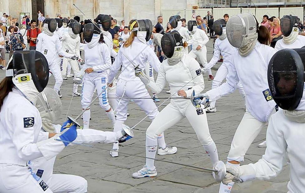 Un flash mob sotto la Torre la scherma scende in piazza