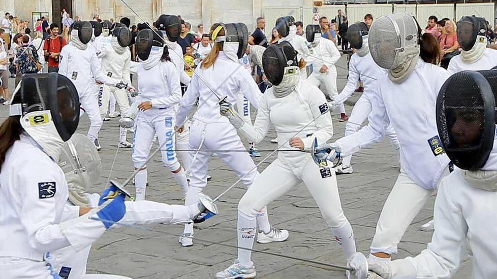 Un flash mob sotto la Torre la scherma scende in piazza