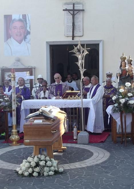 Commozione ai funerali di don Fancello