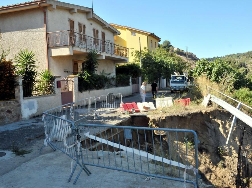Via Figari, le case a un soffio dalla voragine 
