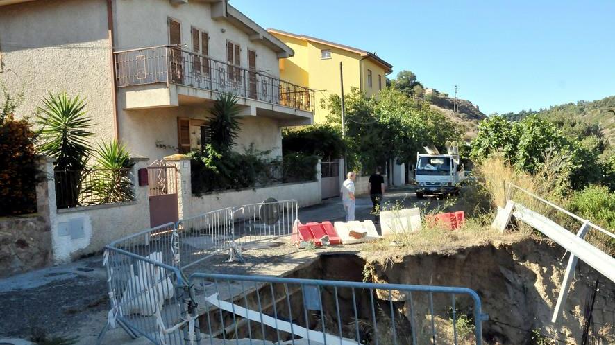 Via Figari, le case a un soffio dalla voragine