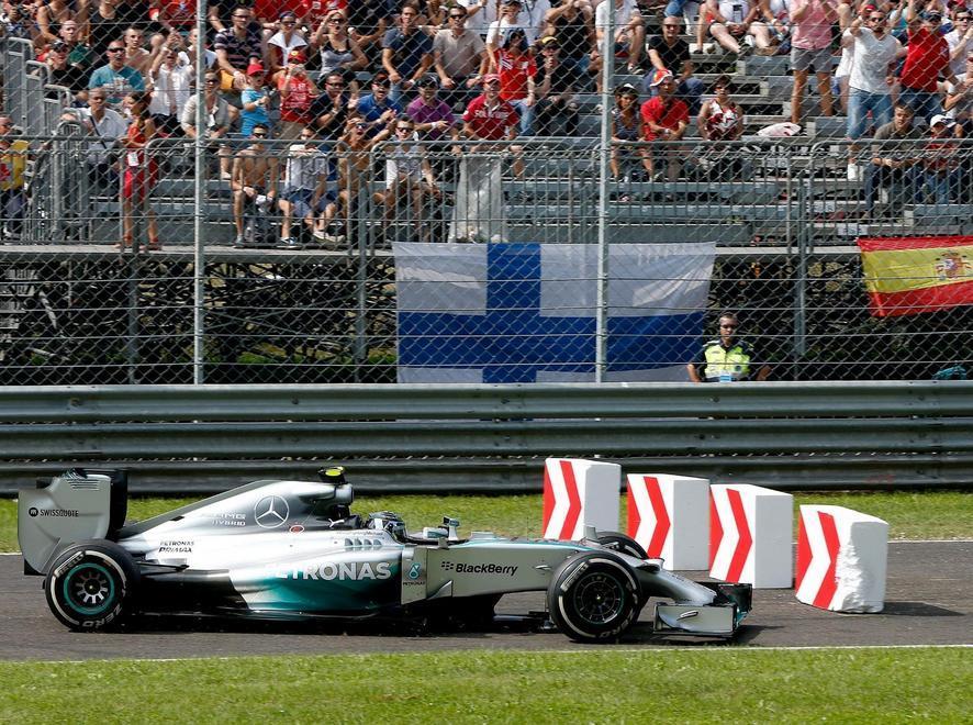 Hamilton sfrutta l’errore di Rosberg 