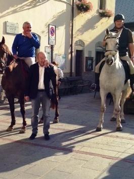 La partenza dei nove cavalieri in sella fino alle Cinque Terre