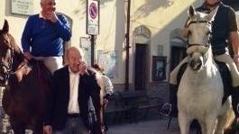 La partenza dei nove cavalieri in sella fino alle Cinque Terre