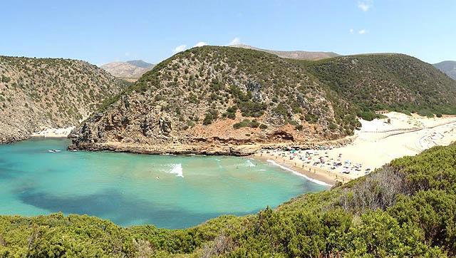 Cala Domestica, perla tra le falesie: la storia delle miniere nell’azzurro