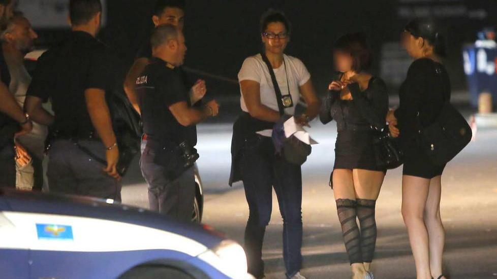 Controlli antiprostituzione tra espulsioni e denunce