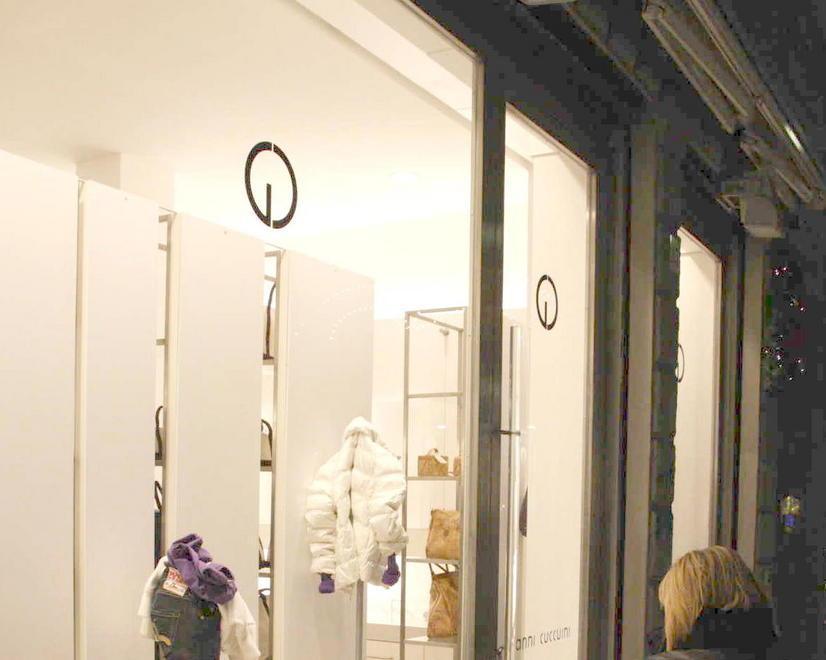 Ladra da “Cuccuini”, prova a scappare con 300 euro di abbigliamento 