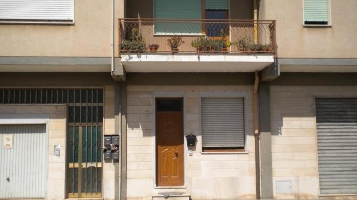 Fanno ubriacare un pensionato, lo rapinano e gli legano una corda al collo: arrestati