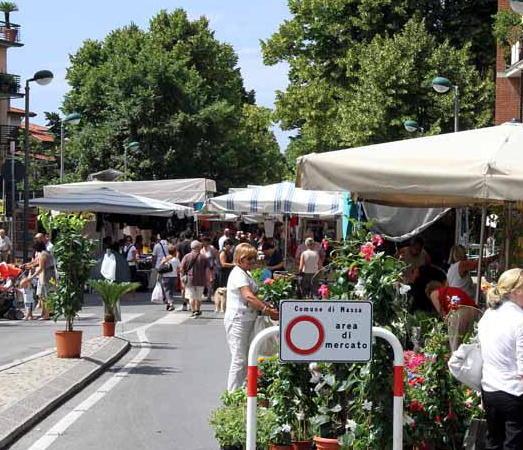 Il mercato torna in centro, ma gli ambulanti dicono no
