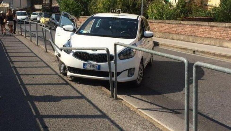 Taxi urta le ringhiere sul cavalcavia