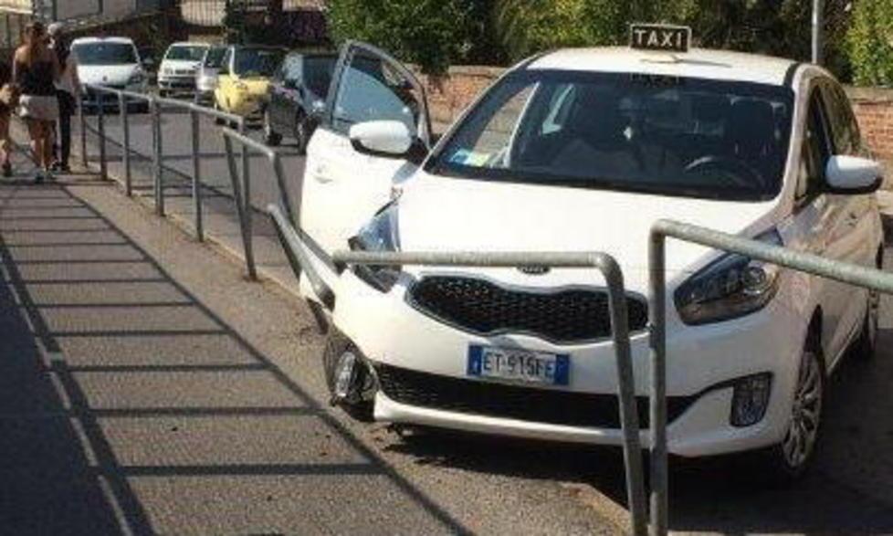 Taxi urta le ringhiere sul cavalcavia