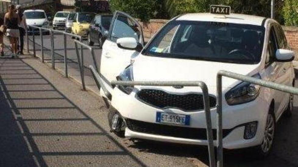 Taxi urta le ringhiere sul cavalcavia