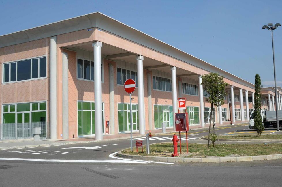 Tra pareti di color viola e verde acceso nasce la scuola d’emergenza 